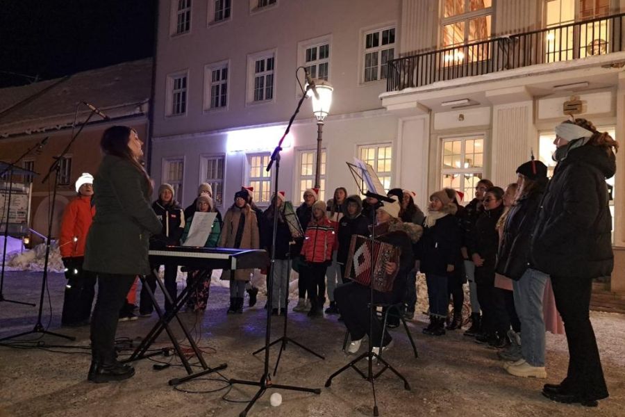 Strahlende Schüler*innen bei der Krippeneröffnung