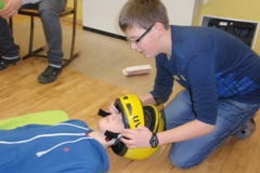 Schüler lernen Leben retten - Erste Hilfe Grundkurs