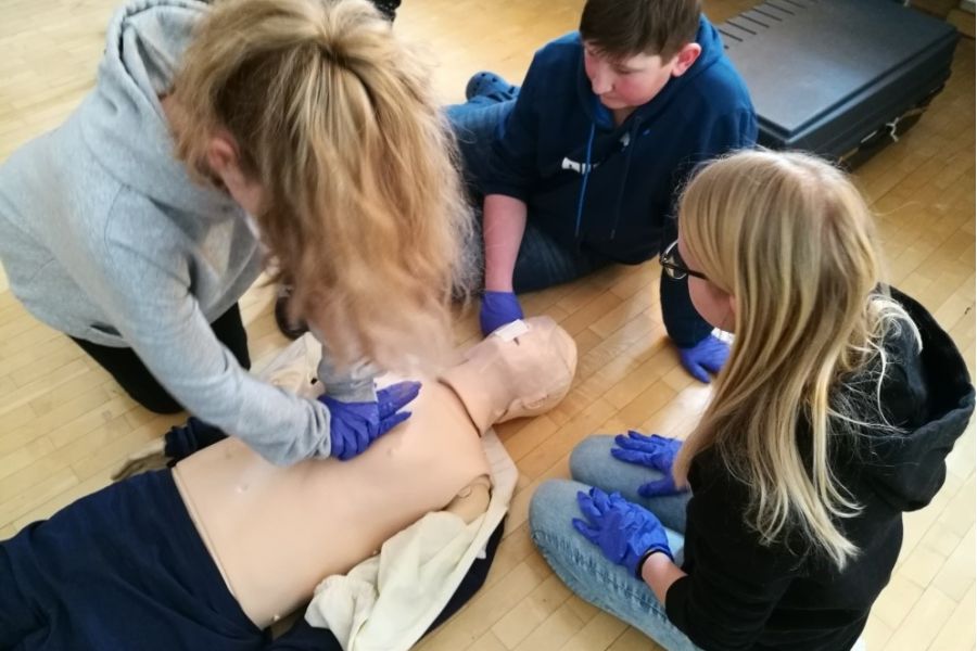 Leben retten – Erste-Hilfe-Grundkurs an der NMS Rottenmann